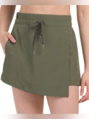 Apana boundary skort. Army green, prospect green. Size small. NWT.